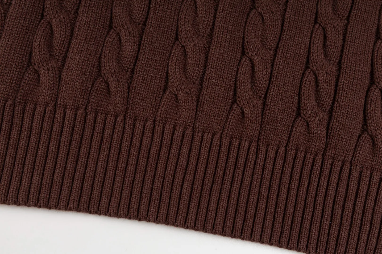 P236 #R92 RALPH LAUREN Ralph Lauren fifteen colors classic small label embroidery logo turtleneck pullover half-zip knitted cable sweater with high-density LOGO embroidery on the chest and original customized tag accessories. Made of pure cotton yarn, pure cotton is skin-friendly and comfortable, small label war horse embroidered twist turtleneck sweater 🐎 high quality, follow the blogger to learn how to wear it! Let’s buy a Ralph Lauren cable sweater. It’s a super hard-to-find series after it became popular. It’s hard to find one on the official website. It’s simple and practical to wear, with a lazy and loose feel. The thickened fabric has more texture, feels soft and delicate, and has a loose fit. Whether worn alone or layered, you can wear different styles of fashion with just one piece!   Size：XS S M L